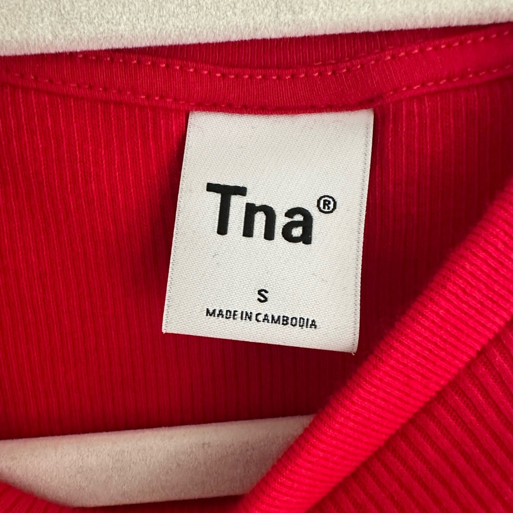 TNA Red Ribbed Cropped Tee - Picture 3 of 4